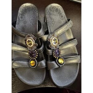 Taos surprize leather sandal -pewter sz 9 EUC No Missing Beads SB2
